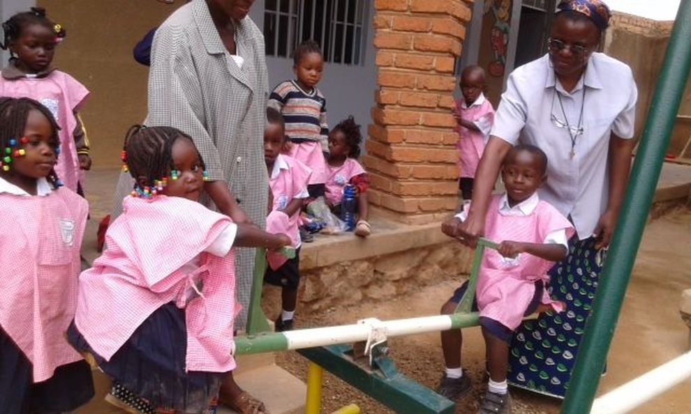 Enfants entrein de jouer sous la survellance de l'éducatrice Enfants entrein de jouer sous la survellance de l'éducatrice