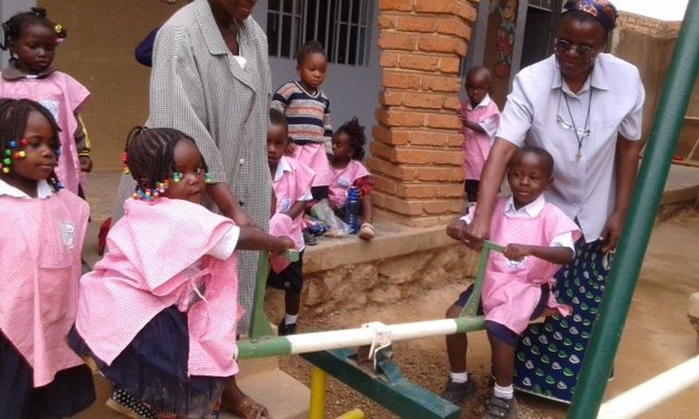 Enfants entrein de jouer sous la survellance de l'éducatrice